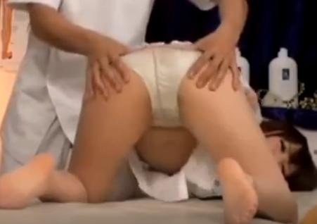 マッサージ治療院で恥ずかし乳首マンコ触られ感じちゃう