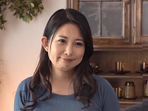 【一色桃子】性欲が収まらずオナニーしてしまい受験勉強出来ない年頃の息子のチ〇ポを義理の母が手コキで抜いてあげちゃう