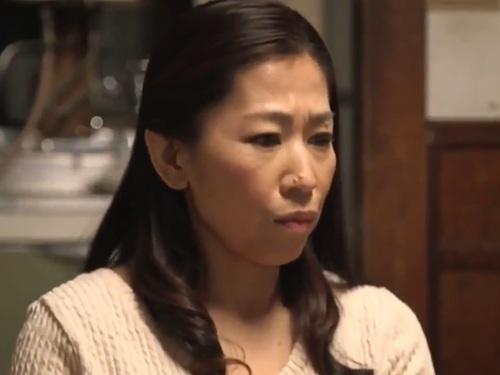 【尾野玲香】欲求不満の母がオマ〇コにナスを突っ込みオナニーするがチ〇ポが欲しくなり息子のチ〇ポを挿入してしまう
