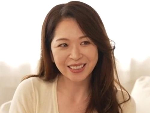 【加山なつこ】友達のお母さんに初体験をお願いすると『内緒にできる？』と言ってムチムチ巨乳の体で腰振り騎乗位で筆おろし