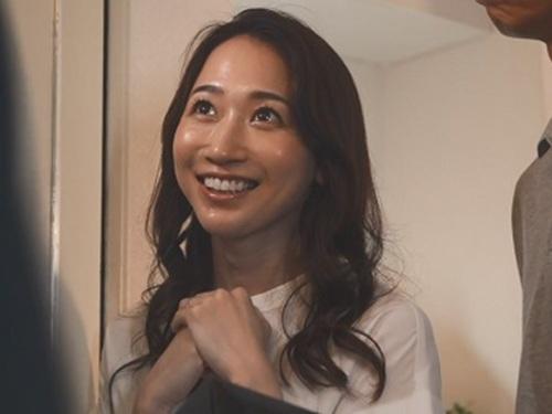 【水戸かな】新婚なのに隣人の美人で妖艶な奥さんに誘惑され精子を搾取され続ける不倫セックスの泥沼にはまり込んでしまう
