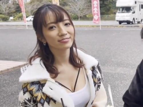 【小花のん】道の駅に居た素人男性を逆ナンパしてヤリマンワゴンに連れ込んで小花のんがセックスしちゃう