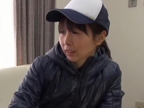 【熟女】『孫が2人も居るお婆ちゃんなのよ！』と言いながらも喜んで男を受け入れ中出しセックスまでしちゃう