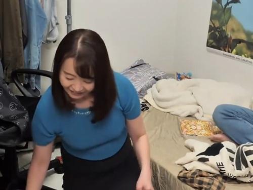 【おばさんレンタル】独身男性のお世話をするサービスで再び来てくれた人妻さきさん45歳に裸エプロンをお願いする