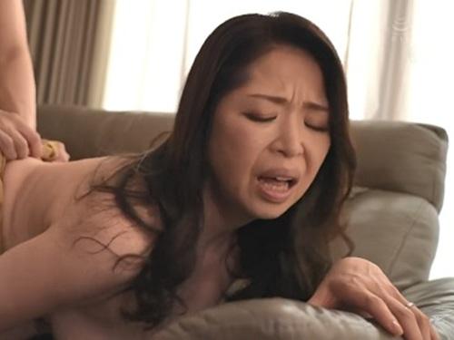 【加山なつこ】童貞の息子が父と兄が居ない間に大好きな母に筆おろししてもらい近親〇姦セックスをしまくる