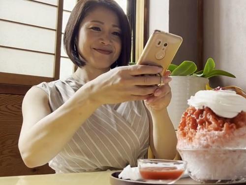 【友田真希】温泉旅行へ男優と二人きりで行きプライベート感たっぷりな貸し切り風呂でイチャイチャセックスを楽しむ