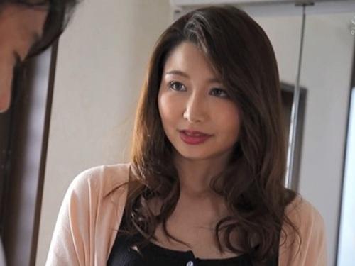 【三浦歩美】隣に引越してきた青年に無理やりキスをされ欲求不満だった人妻の体に火がついてしまい年下の青年と不倫セックス