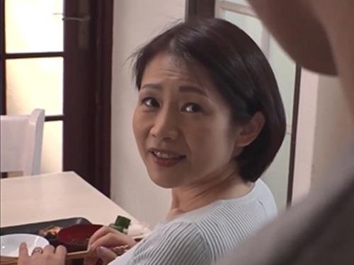 【友田真希】父が再婚した女性は学生時代に憧れだった女教師で酔った勢いで義母になった女教師を襲ってしまう