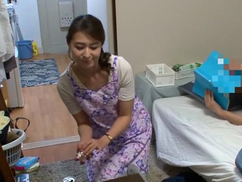 【おばさんレンタル】独身男性のお世話をする家政婦サービスから来たスレンダーで綺麗な人妻の山里さん45歳と中出しセックス