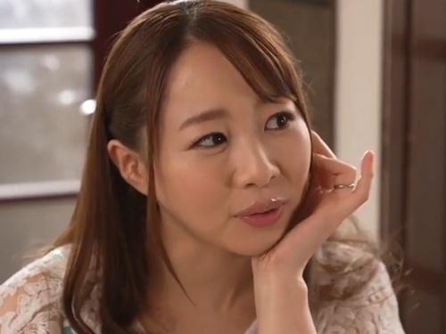 【成宮いろは】シングルマザー歴3年の四十路の女がまだまだ女で居たいと友人の旦那を誘惑して寝取ってしまう