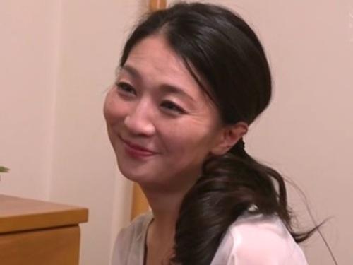 【艶堂しほり】『私とエッチしてくれない？』と欲求不満の母親が娘が居ない時に来た娘の彼氏を誘惑し寝取ってしまう