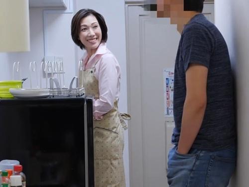【おばさんレンタル】独身男性のお世話をしてくれる家政婦さんで笑顔が素敵なスレンダー人妻りえさん42歳