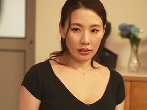 【伊東沙蘭 】巨乳で色気が有って女盛りの四十路の義母の体に目を奪われ興奮してセックスをしてしまう