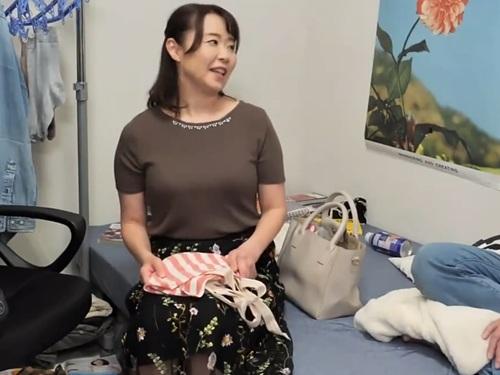 【おばさんレンタル】独身男性のお世話をする家政婦サービスから来た人妻さきさん45歳の欲求不満を手マンで解消してあげる