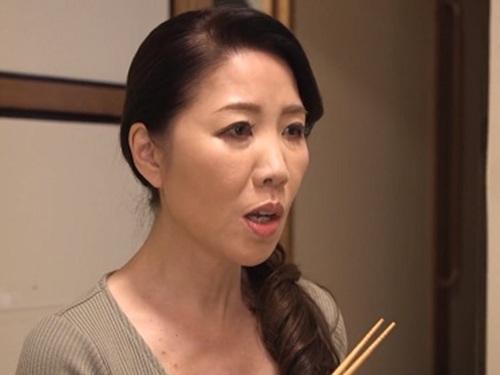 【永瀬昭子】野菜を舐めてオナニーしてしまうほど性欲を持て余す熟女が息子の先生と不倫セックスをして中出しまでしちゃう