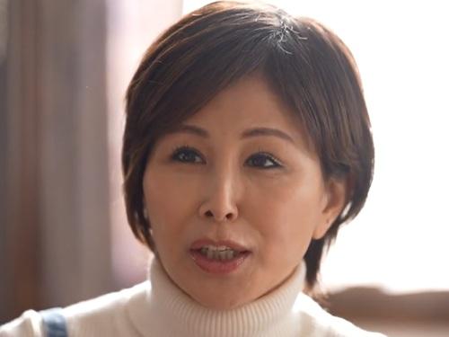 【桐岡さつき】『しょうがない子ねえ』母のオッパイに吸い付いて甘える息子のチ〇ポを優しくシコって抜いてあげる熟女母