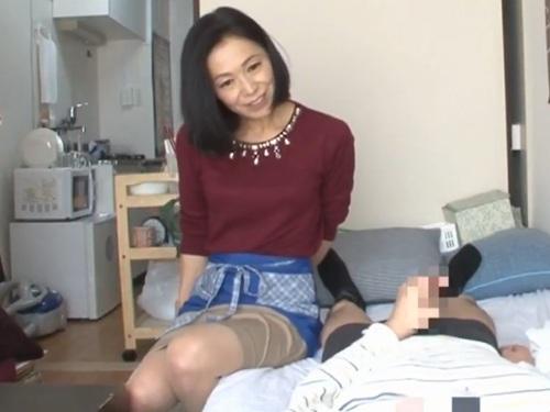 【おばさんレンタル】独身男性のお世話をする家政婦サービスから来た人妻とし美さん51歳に勃起チ〇ポをシコって見せつける