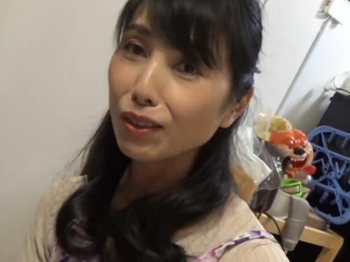 【おばさんレンタル】独身男性のお世話をする家政婦サービスから来たスレンダー人妻ゆうこさん53歳