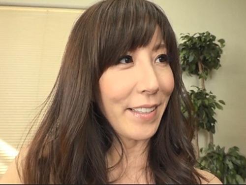 【澤村レイコ】値引き交渉の為に妻の熟した色気と体を使って迫り手コキやフェラで男たちを抜きまくる