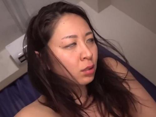 【佐久間楓】セックス大好き淫乱人妻を無理やりレ〇プして輪姦したら嫌がる所か白目を剥いてイキまくってしまう変態女