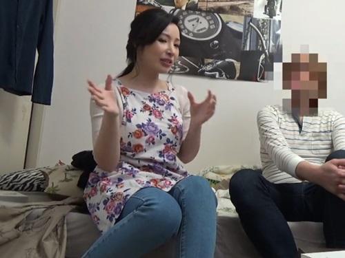 【おばさんレンタル】独身男性のお世話をする家政婦サービスから来たHカップだという巨乳の人妻ゆりさん38歳