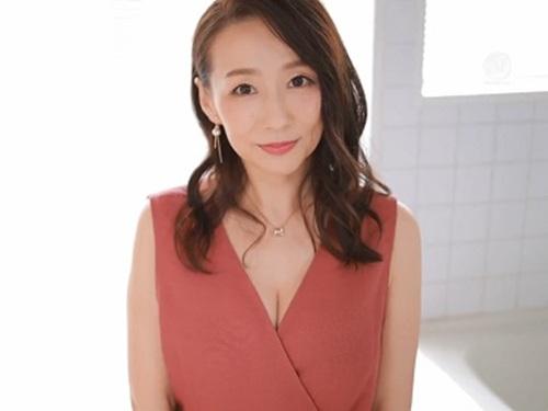 【よしい美希】程よく肉が付いて熟してきた体にたわわな巨乳で男が抱きたくなる綺麗なオバサンよしい美希46歳