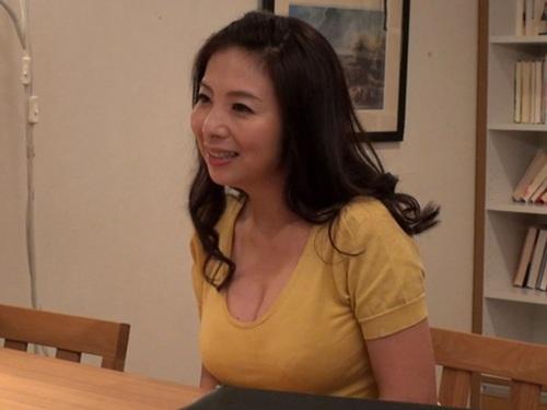 【一条綺美香】家事代行で来てくれたオバサンがムチムチした体と美乳で誘っているかのようなエロボディなのでハメしてしまう