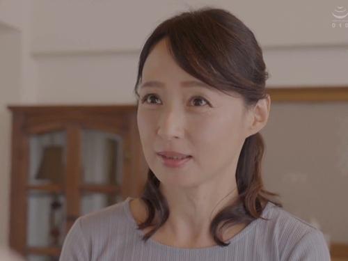 【安野由美】下着モデルを目指す五十路の義母が『ちょっと恥ずかしいけど』とオマ〇コ丸出しの下着姿を娘婿に見せてしまう