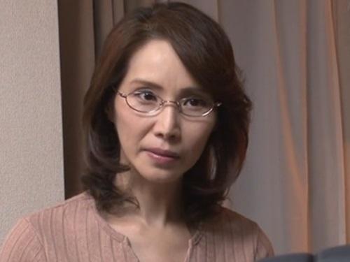 【山口珠理】厳格な教育ママが息子の友達のビンビンの勃起チ〇ポを見た途端に欲求不満の熟した体が欲情してしまう