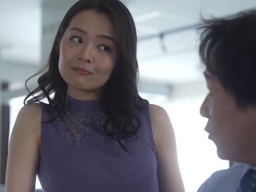 【藤かんな】風俗遊びばかりの夫の部下と２人きりにされた人妻が部下の絶倫チ〇ポと若い体に堕ちて言いなりになってしまう