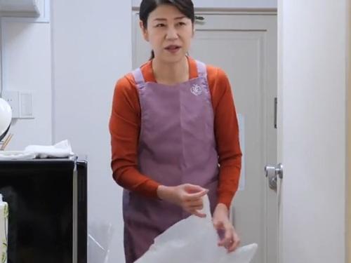 【おばさんレンタル】独身男性のお世話をする家政婦サービスから来た還暦の人妻みなこさん６０歳を口説き落とす