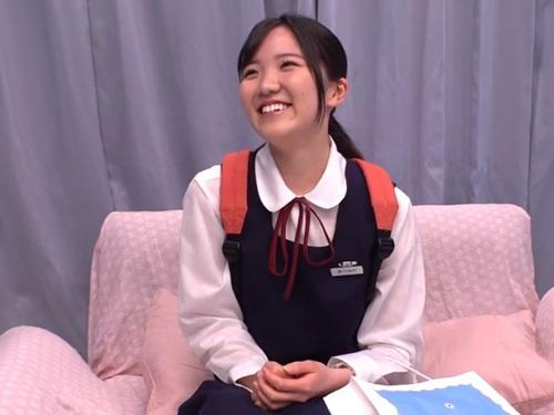 【マジックミラー号】修学旅行で地方から来た素朴な田舎の女子〇生でもデカチンを見ると興奮しエッチな声が出てしまう