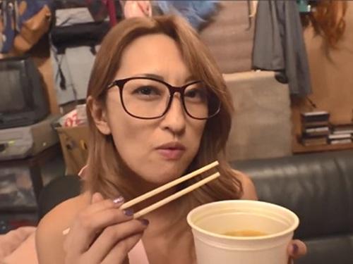 【吹石れな】SNSで知り合った爆乳人妻を呼び出して公衆トイレでオマ○コの匂いを嗅いだりする変態オジサン