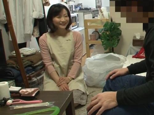 【おばさんレンタル】独身男性のお世話をする家政婦サービスから来た貞淑な人妻まりさん52歳