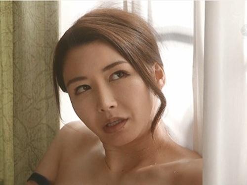 【愛弓りょう】修理業者のオジサンから滴る汗に欲求不満だった美人妻が欲情してオジサンのハゲ頭を舐めまわし浮気してしまう