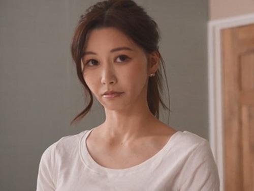 【愛弓りょう】地域の自治会長になのに独身童貞では情けないので美人でスケベ人妻が欲求不満解消かねて筆おろししてあげる