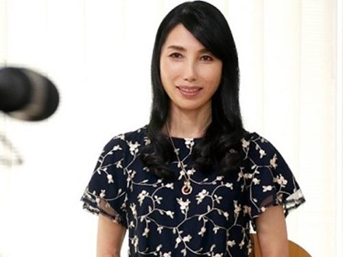 【鶴川牧子】上品な話し方で高級住宅地に住むセレブな人妻だと感じさせる鶴川牧子さん53歳がAVデビューして中出しされる