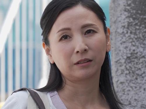 【月野ゆりね】エロジジイの大家に『抱かせてくれれば・・・』家賃が払えない熟女が息子との生活の為にエロジジイに抱かれる
