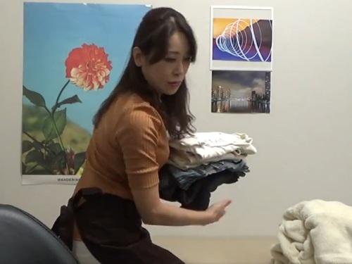 【おばさんレンタル】独身男性のお世話をする家政婦サービスから来たテキパキと家事をこなす人妻あやさん４０歳