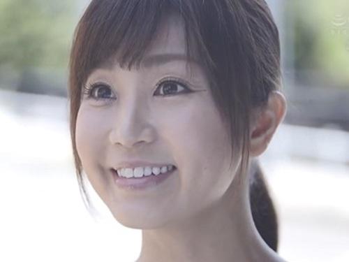 【大島優香】ゴミの回収業者の若い男が無防備で色っぽい人妻に欲情してしまいマンションの階段で中出しセックスしちゃう