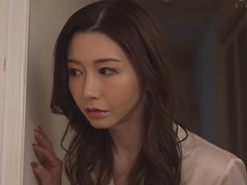 【愛弓りょう】『大丈夫！私がしてあげる』オナニー禁止された娘婿のチ〇ポを義母が優しく触って手コキで抜いてあげちゃう