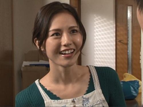 【武藤あやか】家庭教師だった人妻と若者が偶然再会し欲求不満だった人妻は若者のビンビンチ○ポに抱かれてしまう