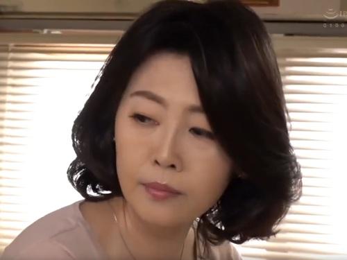 【竹内梨恵】セックスレスで我慢限界だった息子が母の熟れてきた体に欲情してしまい深夜に母の寝室に忍び込み近親〇姦