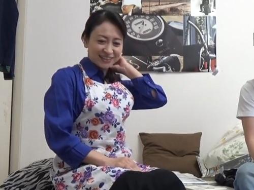 【おばさんレンタル】独身男性のお世話をする家政婦サービスから来た人妻しょうこさん48歳がエロ過ぎるオッパイ丸出しで裸エプロン