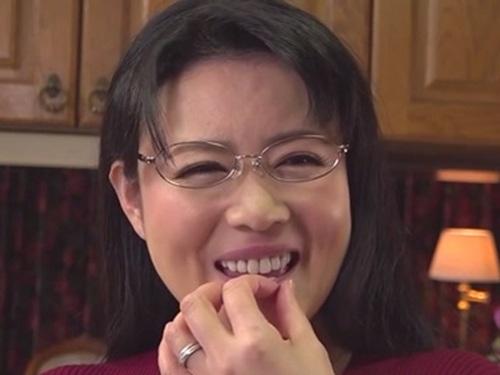 【三浦恵理子】文学系の熟女が『若い男のチ〇ポは美味しいわ』と息子の友達の若い体を欲して淫語で誘惑して喰ってしまう
