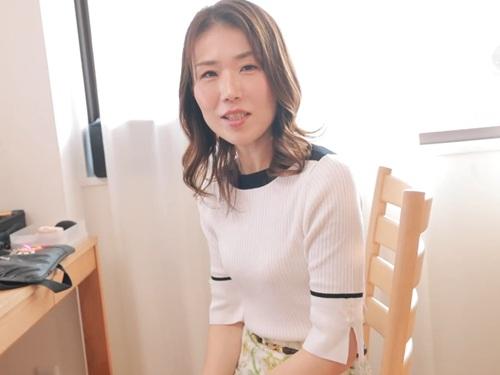 【片平友理】校長先生のデカチンが忘れられない！元教師の人妻が絶倫校長との不倫セックスみたいな刺激を求めAVデビュー