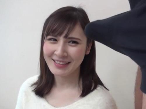【センズリ鑑賞】ナンパした素人女性にチ〇ポの臭いを嗅がせるとチ〇ポ汁の臭いに喜びを何度も臭いを嗅いでしまう