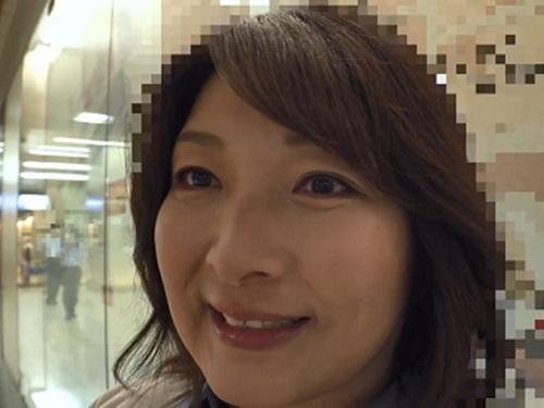【松沢ゆかり】熟女女優がカメラを持ってハメ撮り旅行！素人男性と2人きりで男性の童貞を卒業させる筆おろしセックス