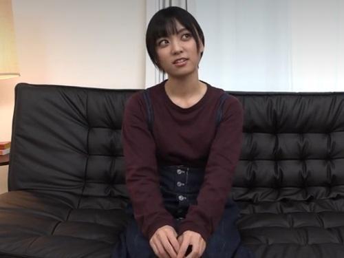 【センズリ鑑賞】旦那と１年くらいセックスレスの若い人妻がセンズリを間近で見るとオジサンのポコチンでも欲情してしまう