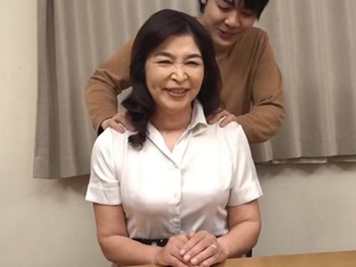【北村敏世】還暦を過ぎた熟女母とどうしてもセックスがしたい息子が電マをプレゼントして性欲に火をつけ近親相姦しちゃう